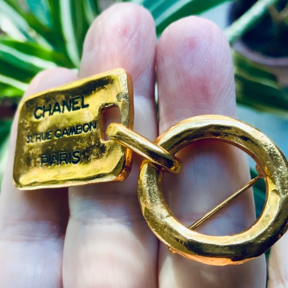 CHANEL VINTAGE BROOCH 31 RUE CAMBON CC LOGO TAG PIN Gold Plated - Code 11-33 - Picture 5 of 14